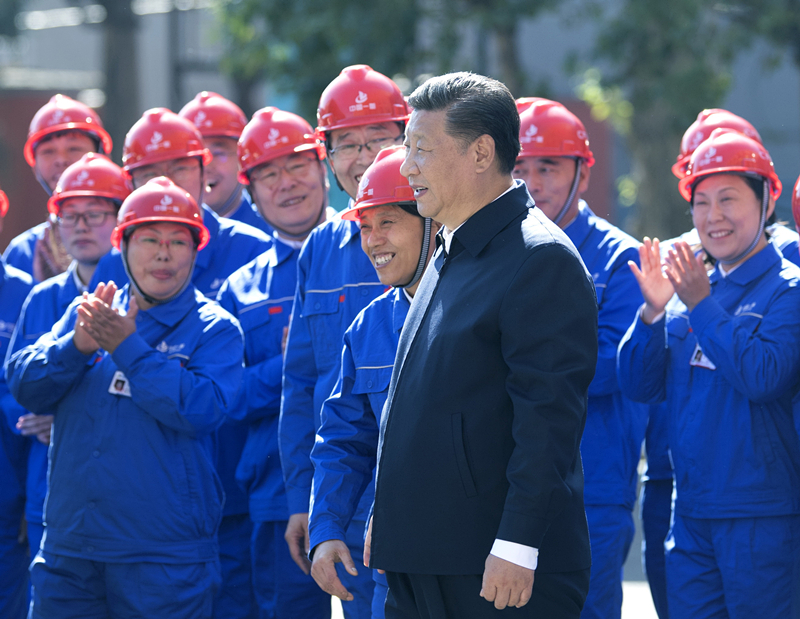 On September 26, 2018, in China Yizhong Group, General Secretary of the Supreme Leader walked among the workers and had a cordial exchange with them.